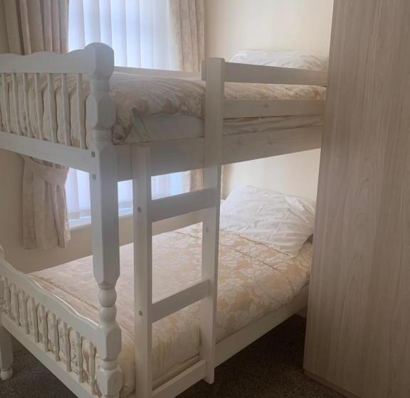 اتاق خانوادگی, The Stafford