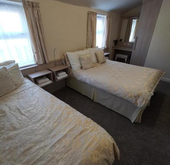 اتاق استاندارد سه نفره, The Stafford