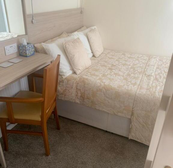 اتاق خانوادگی, The Stafford