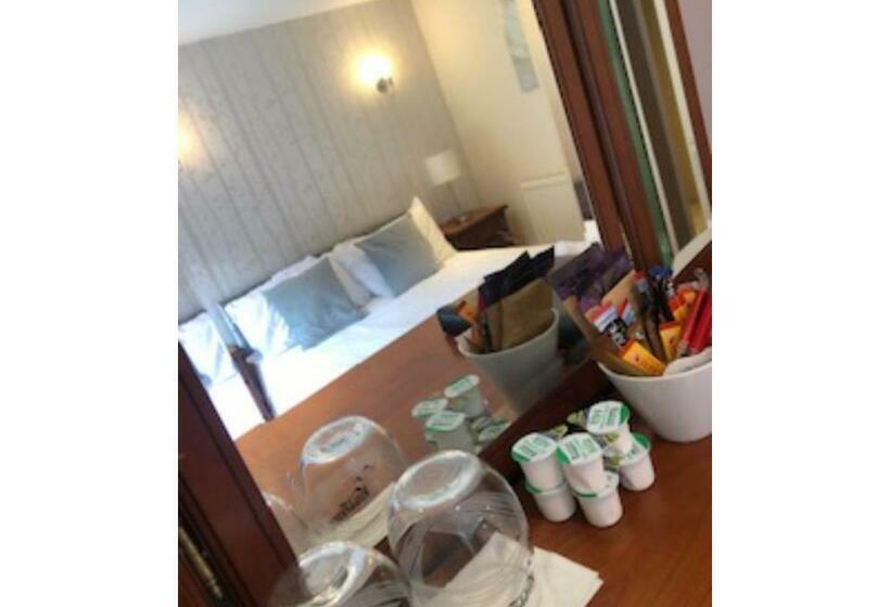 标准间, The Yew Tree