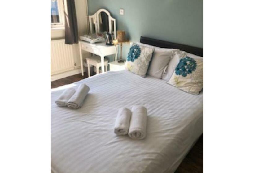 חדר סטנדרט, The Yew Tree