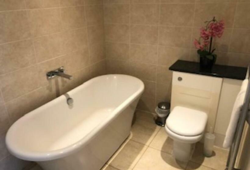 Номер Стандарт, The Yew Tree