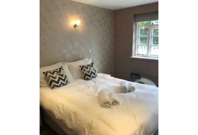 Номер Стандарт, The Yew Tree