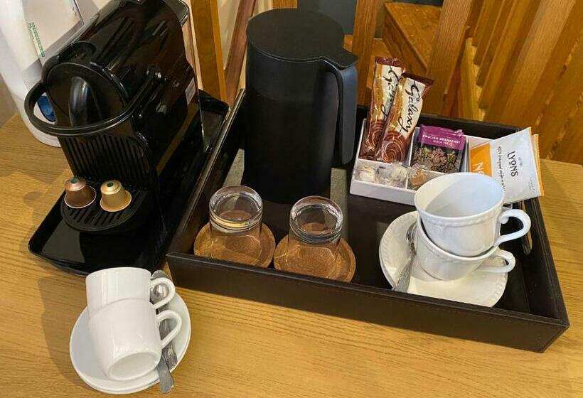 スタンダードルーム, Sebastians