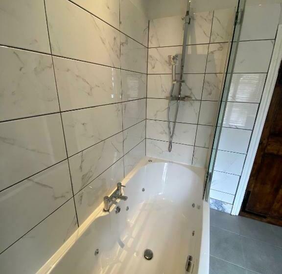 スタンダードルーム, Sebastians