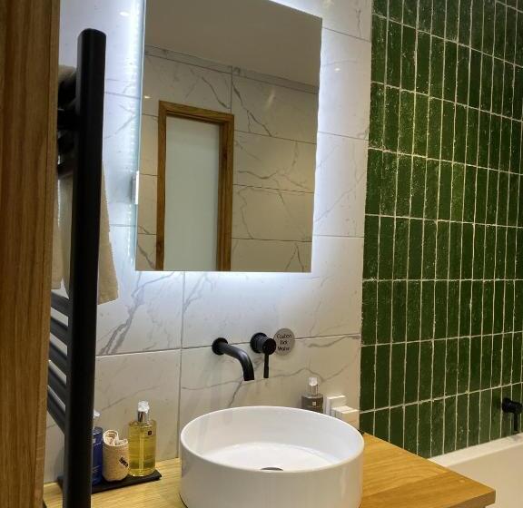 スタンダードルーム, Sebastians