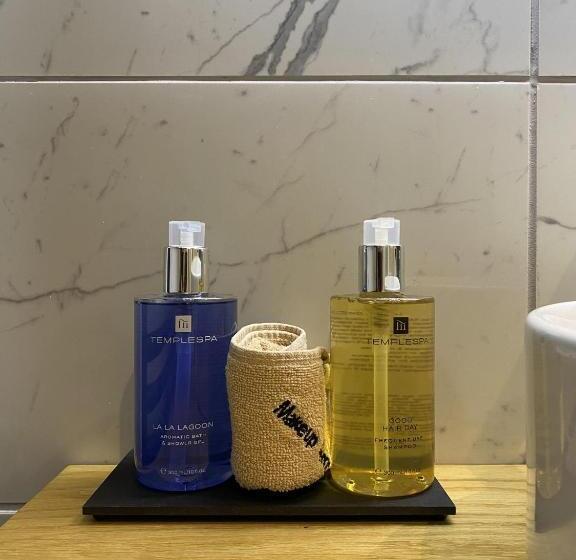 スタンダードルーム, Sebastians