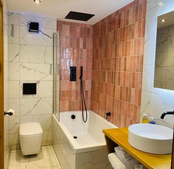 スタンダードルーム, Sebastians