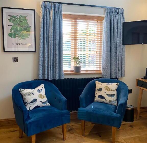 スタンダードルーム, Sebastians