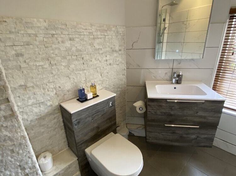 スタンダードルーム, Sebastians