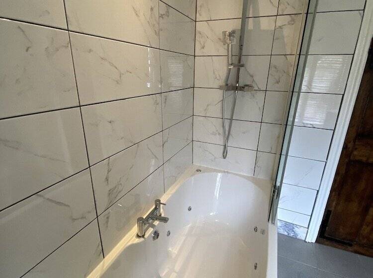 スタンダードルーム, Sebastians