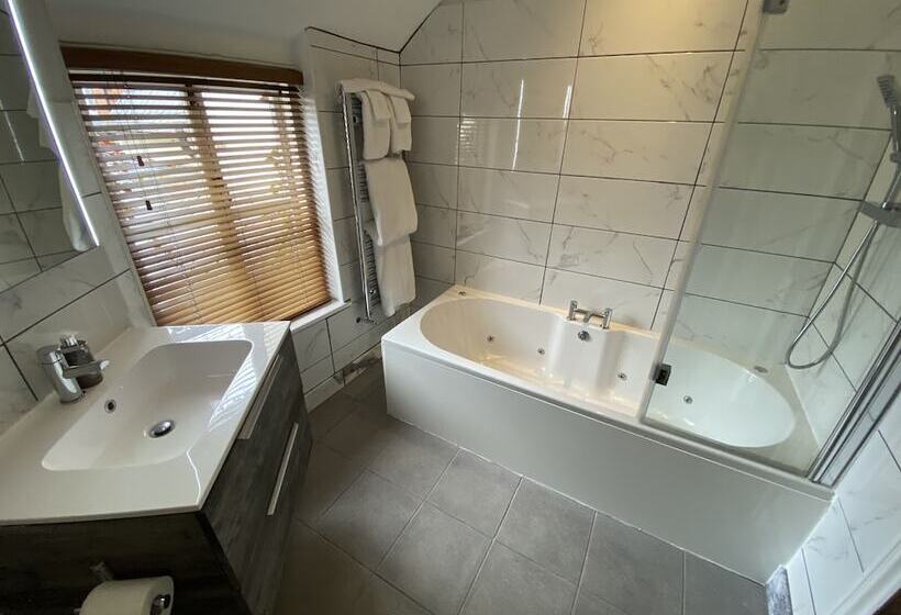 スタンダードルーム, Sebastians