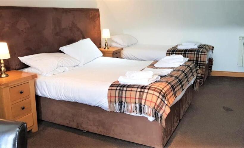 חדר משפחתי, The Harbour House Sea Front