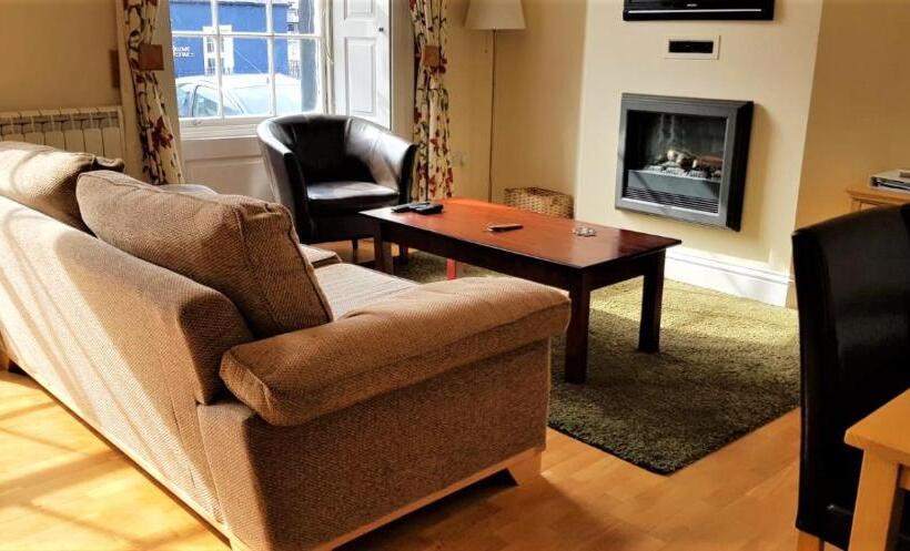 דירת חדר, The Harbour House Sea Front