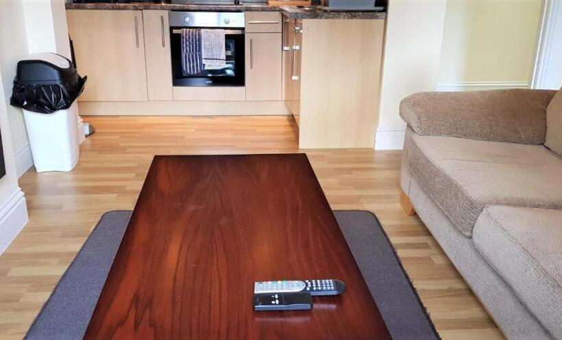 דירת שני חדרים, The Harbour House Sea Front