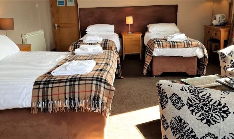 חדר משפחתי, The Harbour House Sea Front