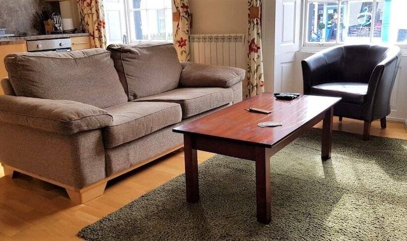 דירת שני חדרים, The Harbour House Sea Front