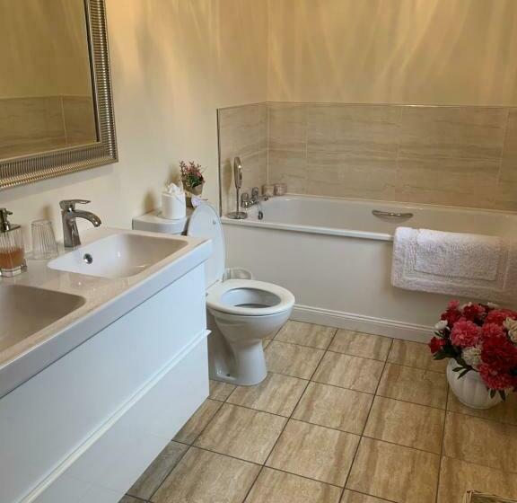 اتاق لوکس, Westcourt Guest House