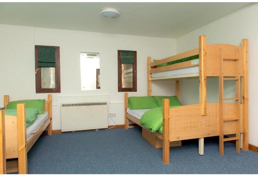 سرير فى غرفة مشتركة مزودة بحمام مشترك, Yha Brecon Beacons