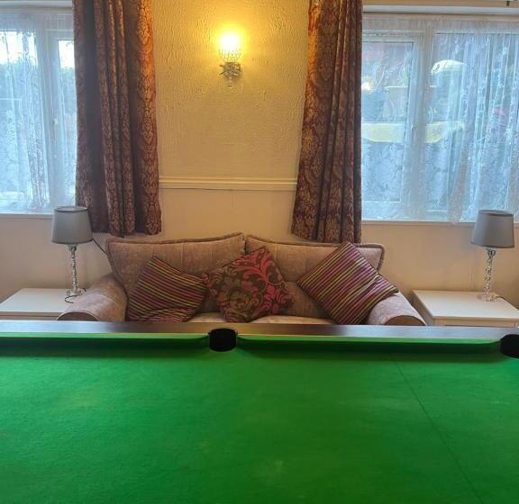 اتاق خانوادگی, Jasmine House