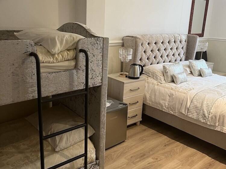 اتاق خانوادگی, Jasmine House