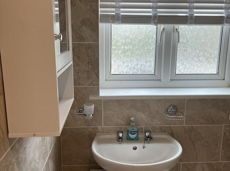 اتاق خانوادگی, Jasmine House