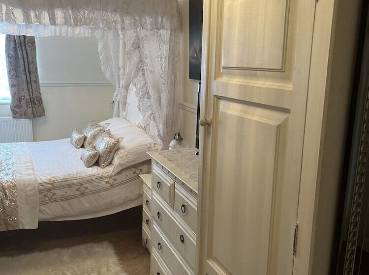 اتاق استاندارد چهار تخته, Jasmine House