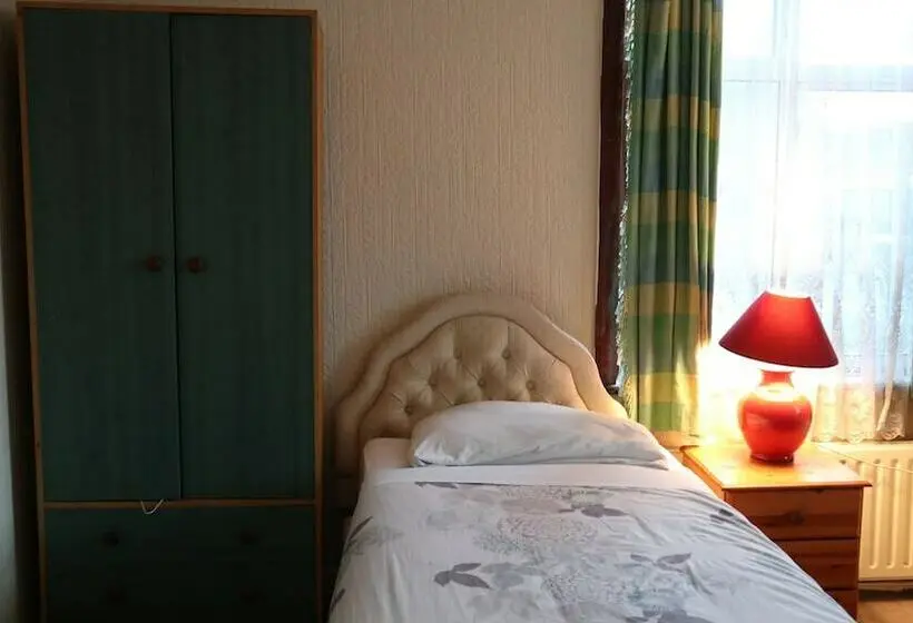 バスルーム共有のトリプルスタンダード, Lenton Lodge Guest House