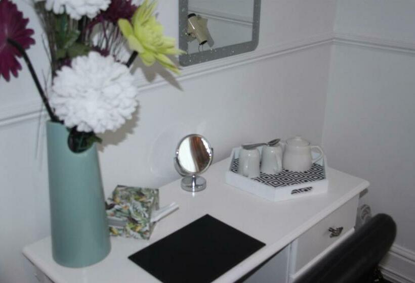 חדר סופריור, Serena Court