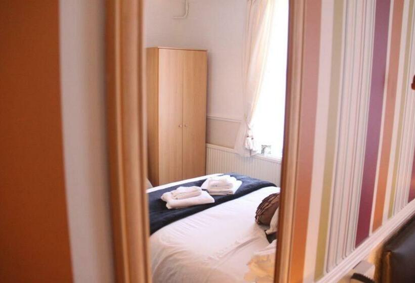 חדר סטנדרט, Serena Court