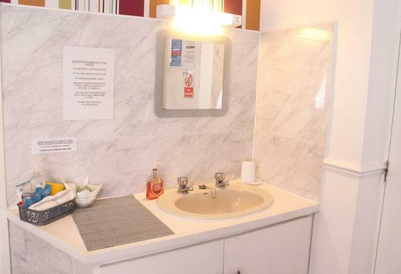 חדר סופריור, Serena Court