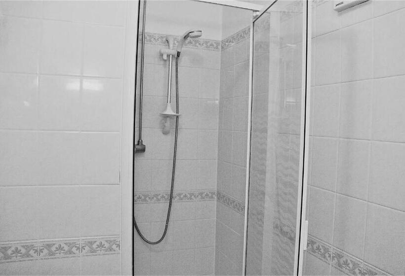 חדר בסיסי, Serena Court