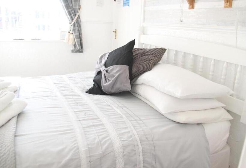 חדר בסיסי, Serena Court