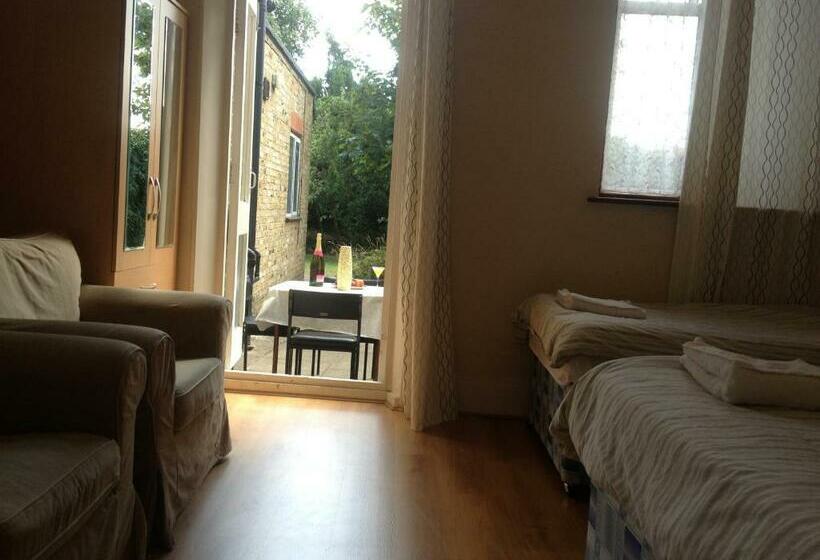 标准三人间共用浴室, The Crystal Lodge