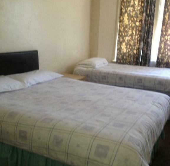 חדר סטנדרט לשלושה עם חדר אמבטיה משוף, The Crystal Lodge