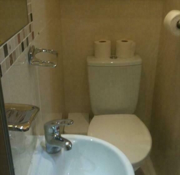 标准单人间共用浴室, The Crystal Lodge