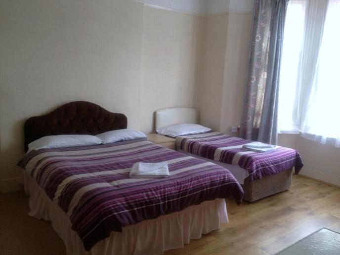 标准三人间共用浴室, The Crystal Lodge