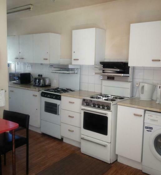 标准三人间共用浴室, The Crystal Lodge