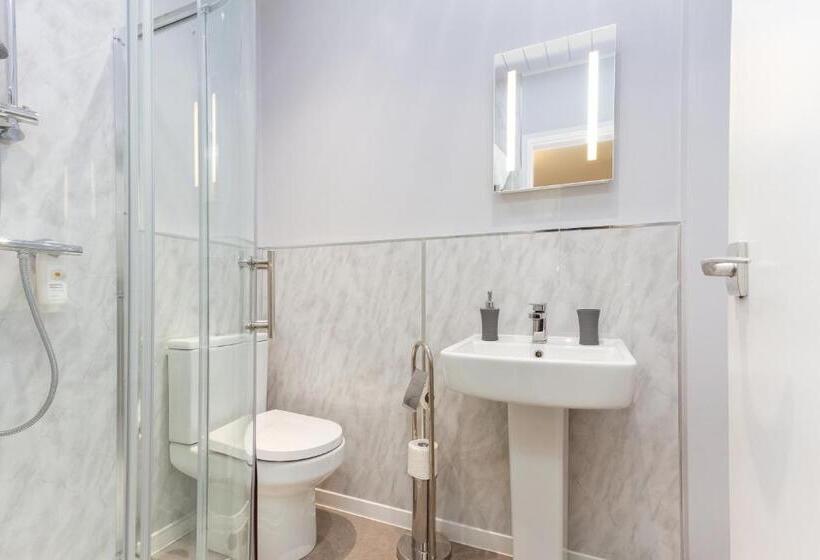 家庭间, The Hollingworth