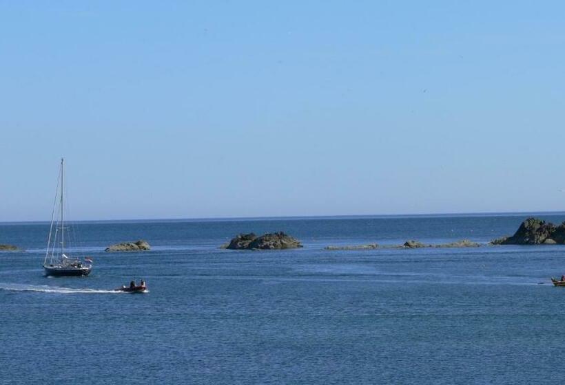 غرفة عائلية مطلّة علي البحر, The Home Arms Guesthouse