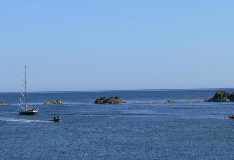 غرفة قياسية مطلّة علي البحر, The Home Arms Guesthouse