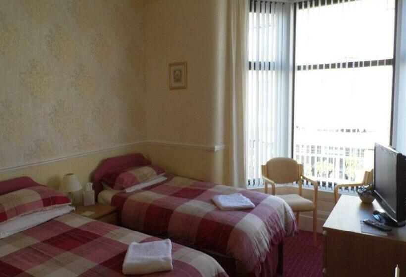 标准三人间, The Pembroke