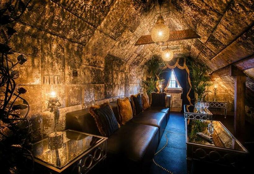 סוויטה, Crazy Bear Beaconsfield