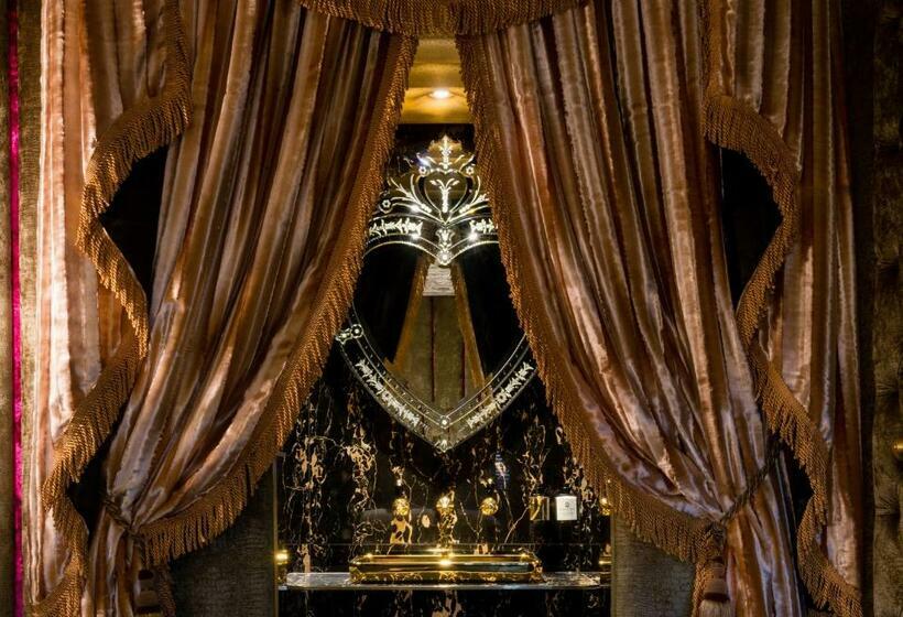 חדר סופריור, Crazy Bear Beaconsfield