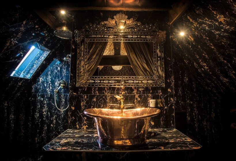 סוויטה, Crazy Bear Beaconsfield