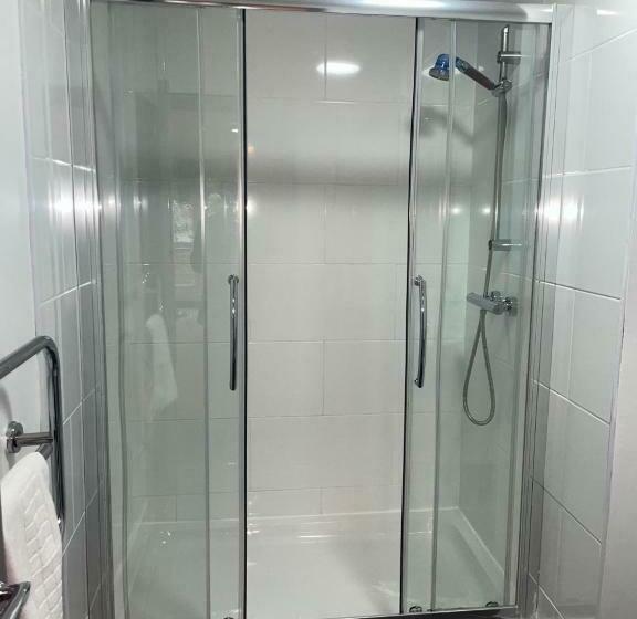 Семейный Номер, Hockley House