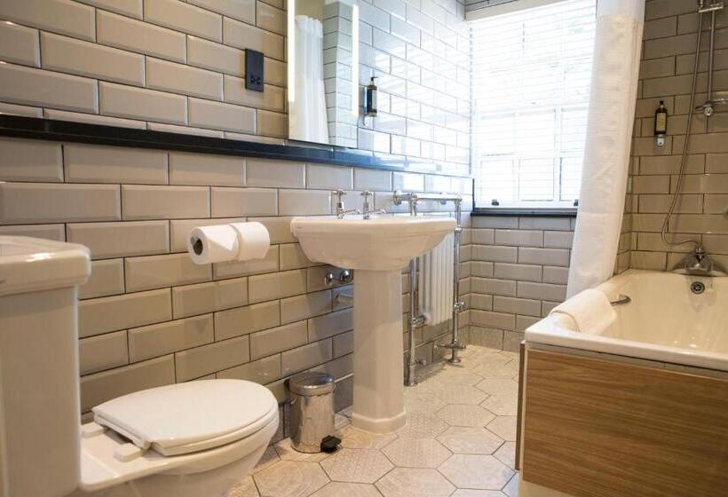 غرفة قياسية ثلاثية, Royal Ship