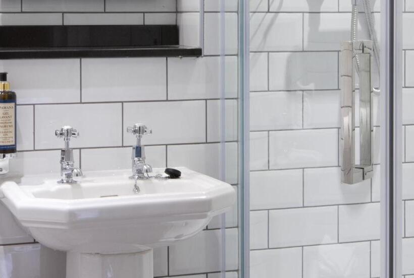 غرفة عائلية, Royal Ship