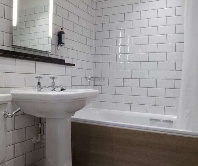 غرفة قياسية ثلاثية, Royal Ship