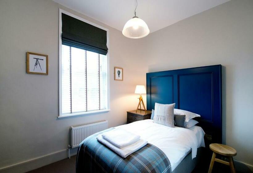 غرفة قياسية فردية, The Coach House